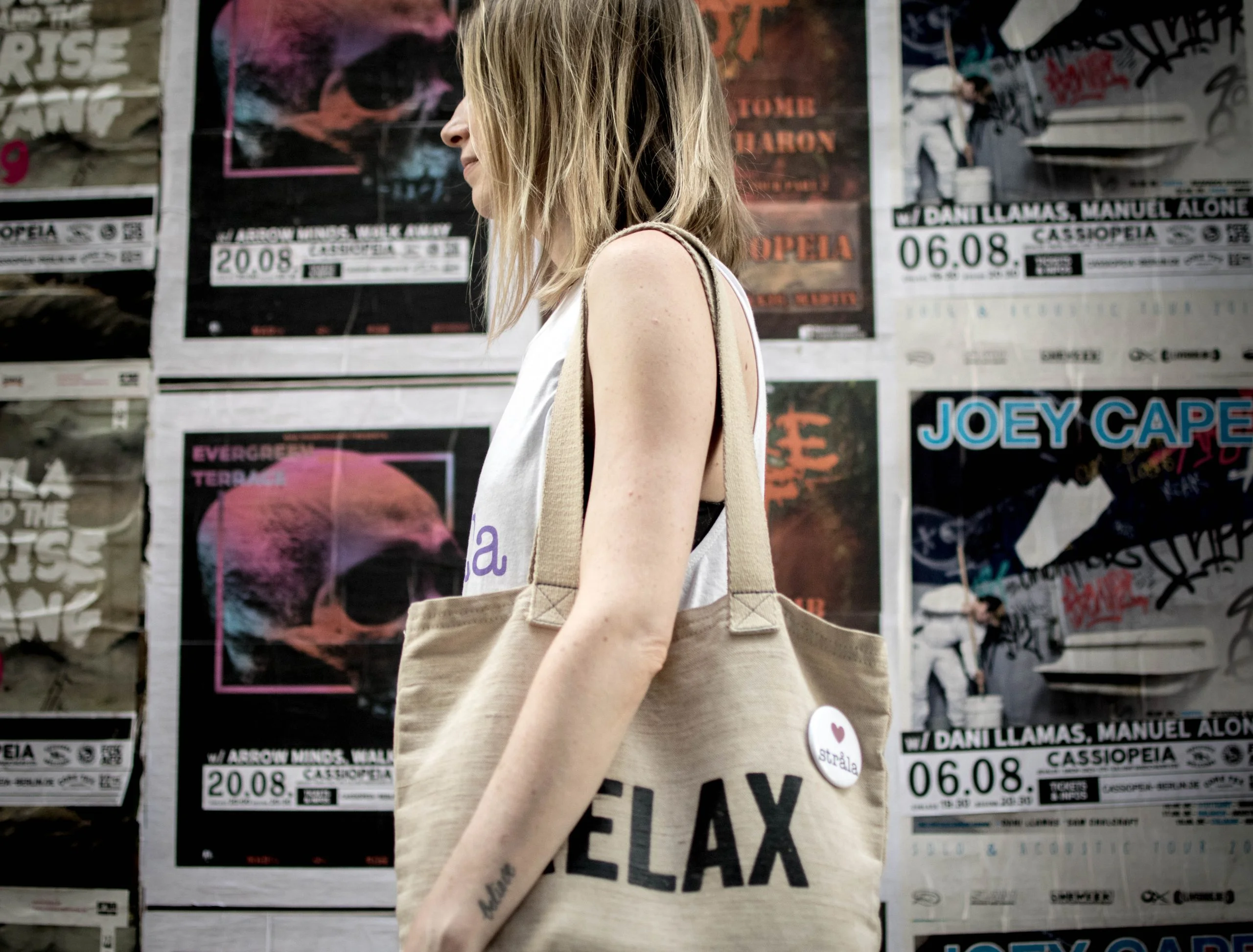 Gwen, fondatrice de Flow Life, de côté, portant un sac Strala Yoga avec l'inscription 'relax'