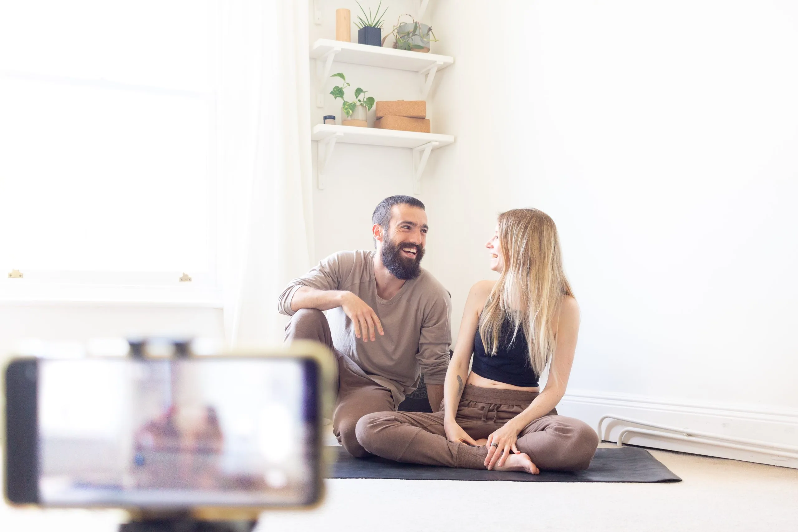 Gwen et Rémi de Flow Life, le studio de yoga en ligne, en train d'animer un cours de yoga
