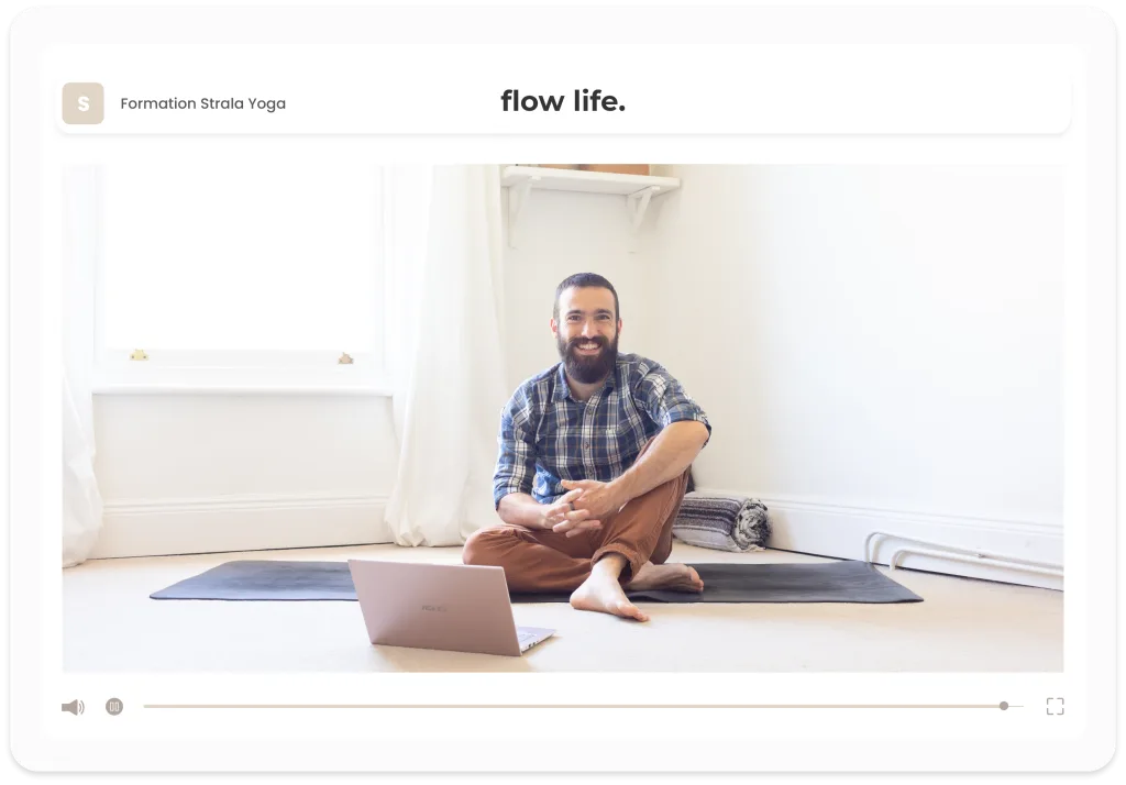 Écran d'ordinateur montrant une session Zoom de formation de yoga en ligne