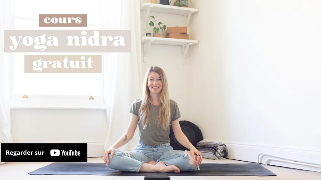Vignette YouTube d'un cours en ligne de Yoga Nidra gratuit, montrant une professeure assise en tailleur et regardant la caméra