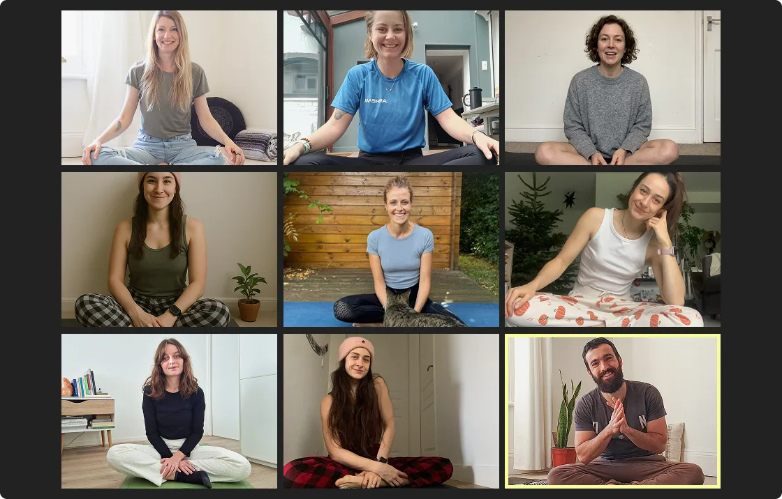 Grille Zoom de neuf élèves assis en tailleur, souriants, pendant un cours de yoga Flow Life en direct.