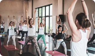 Des pratiquants de yoga en posture de la fente haute