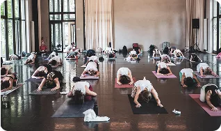 Des pratiquants de yoga en posture de l'enfant