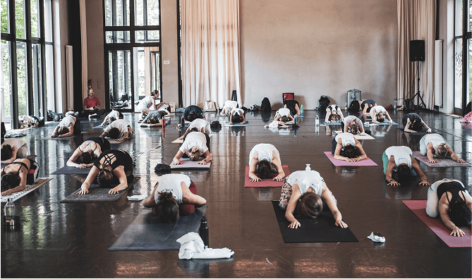 Des pratiquants de yoga en posture de l'enfant