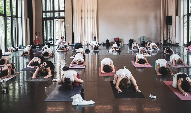 Des pratiquants de yoga en posture de l'enfant