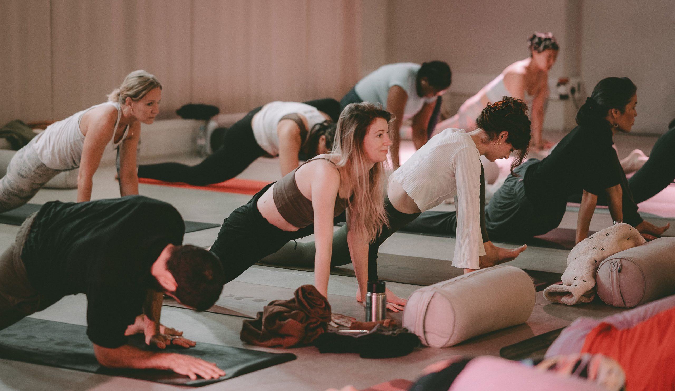 Gwen et Rémi de Flow Life sur leur tapis de yoga pendant un cours de Strala Yoga à Londres