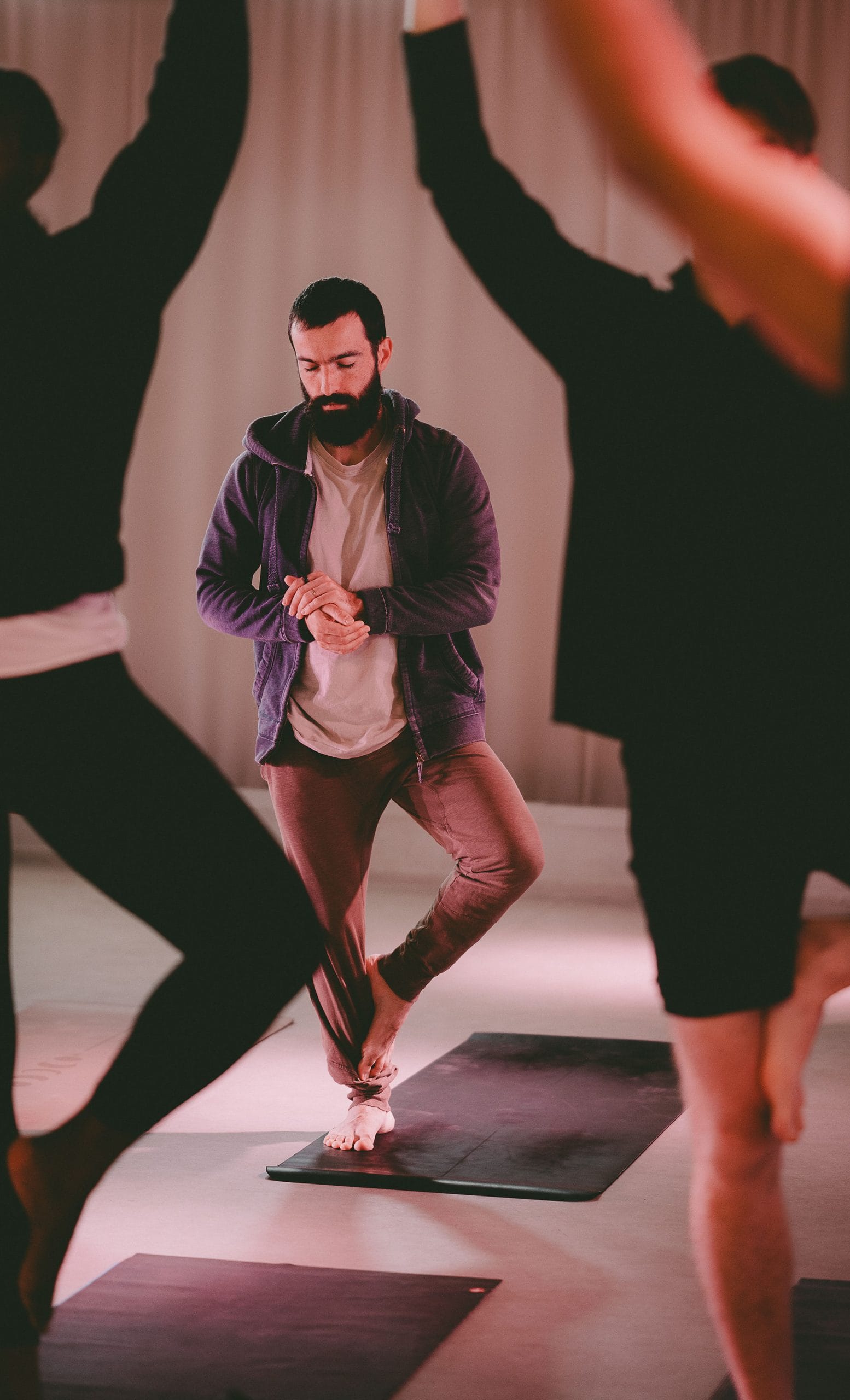 Rémi de Flow Life sur son tapis en posture de l'arbre