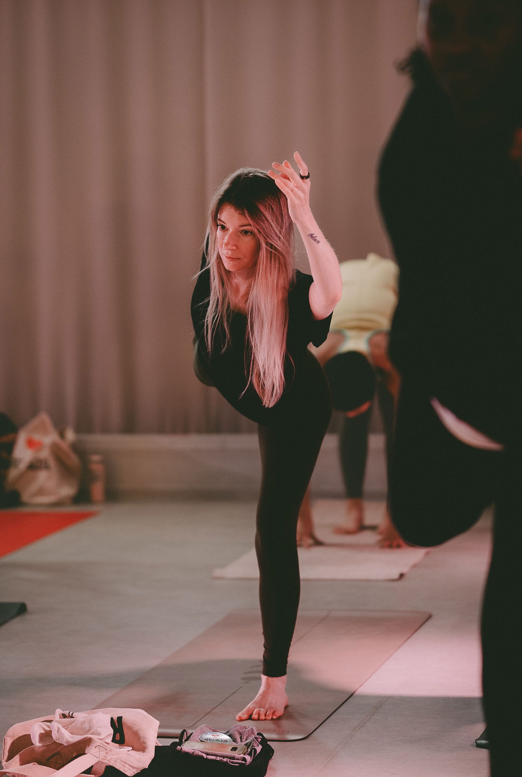 Gwen de Flow Life, en posture du danseur sur son tapis de yoga